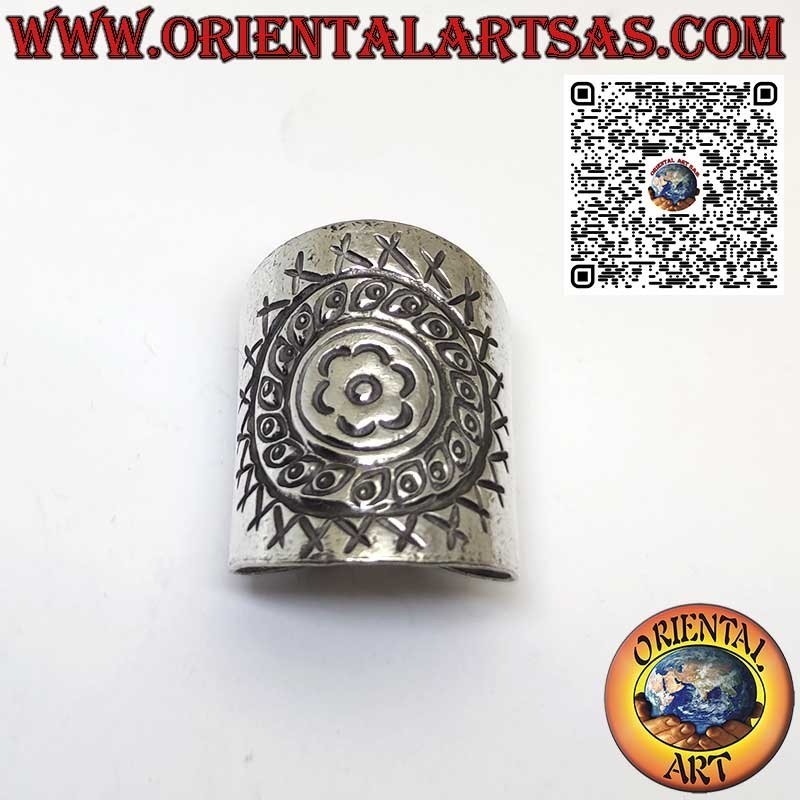 Anello fascia larga realizzato interamente dai Karen in puro argento