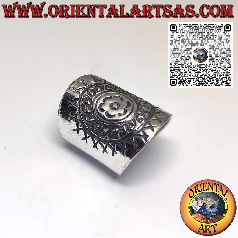 Anello fascia larga realizzato interamente dai Karen in puro argento