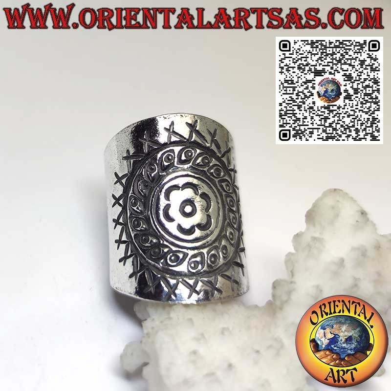 Anello fascia larga realizzato interamente dai Karen in puro argento