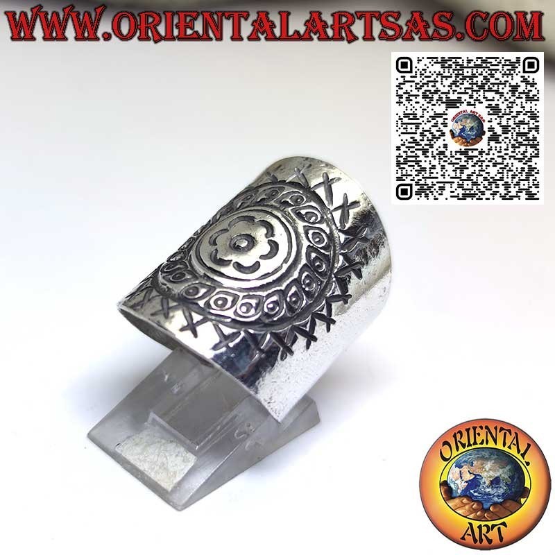 Anello fascia larga realizzato interamente dai Karen in puro argento