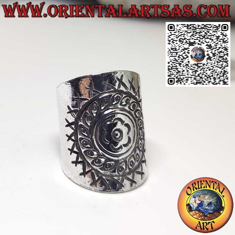 Anello fascia larga realizzato interamente dai Karen in puro argento