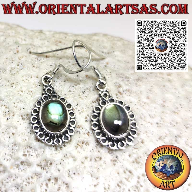 Boucles d'oreilles en argent avec labradorite ovale naturelle entourée de cercles