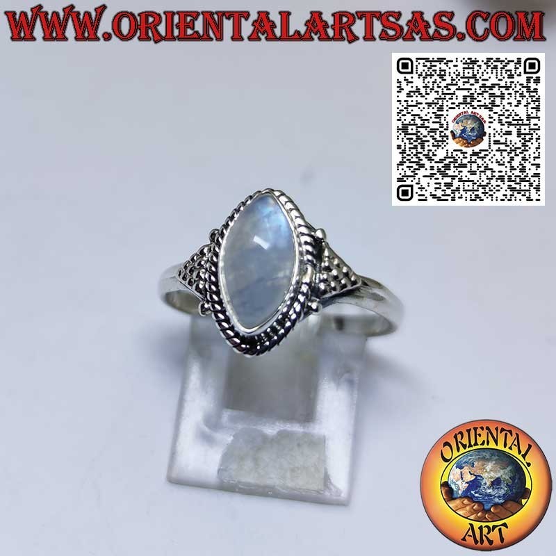 Anello in argento con pietra di luna arcobaleno a navetta  incastonata