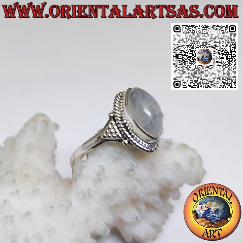 Anello in argento con pietra di luna arcobaleno a navetta  incastonata