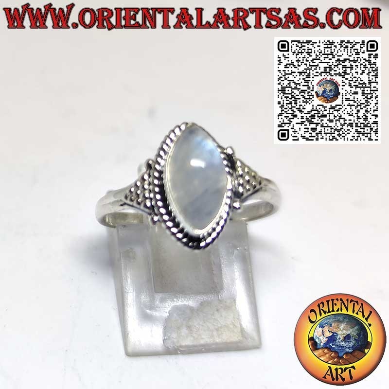 Anello in argento con pietra di luna arcobaleno a navetta  incastonata
