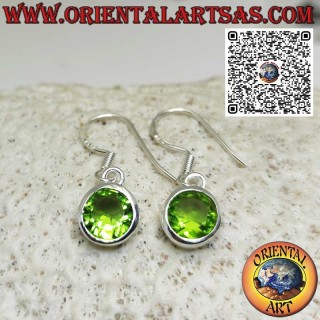 Orecchini in argento con peridoto tondi sfaccettati con bordo semplice