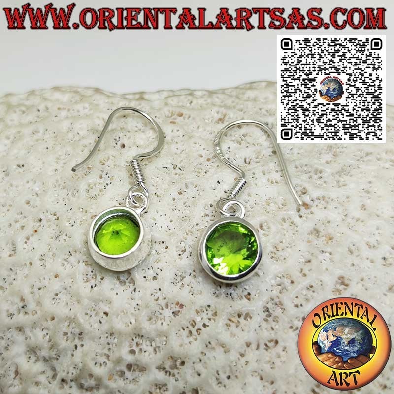 Silberohrringe mit rund facettiertem Peridot mit einfacher Kante