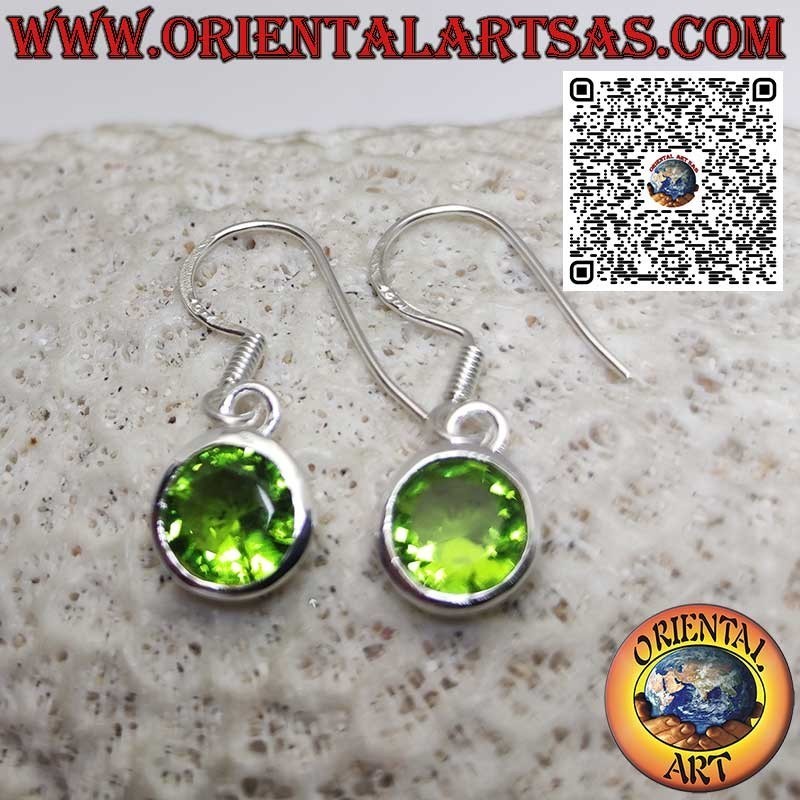 Orecchini in argento con peridoto tondi sfaccettati con bordo semplice