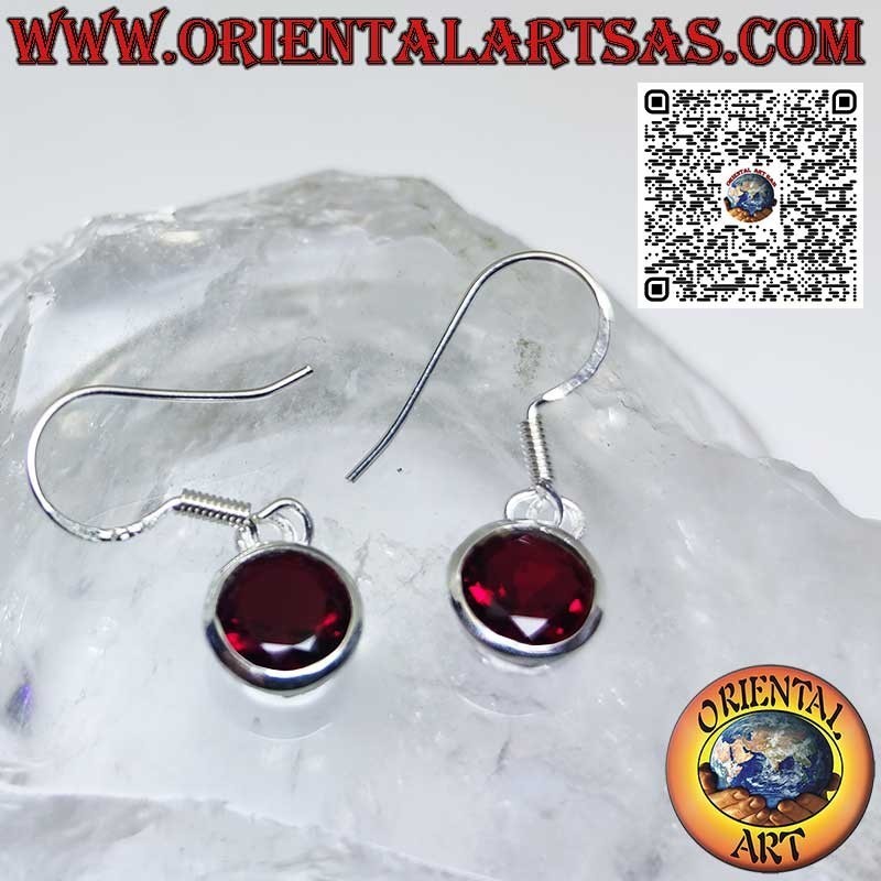 Orecchini in argento con Granato tondo sfaccettato con bordo semplice
