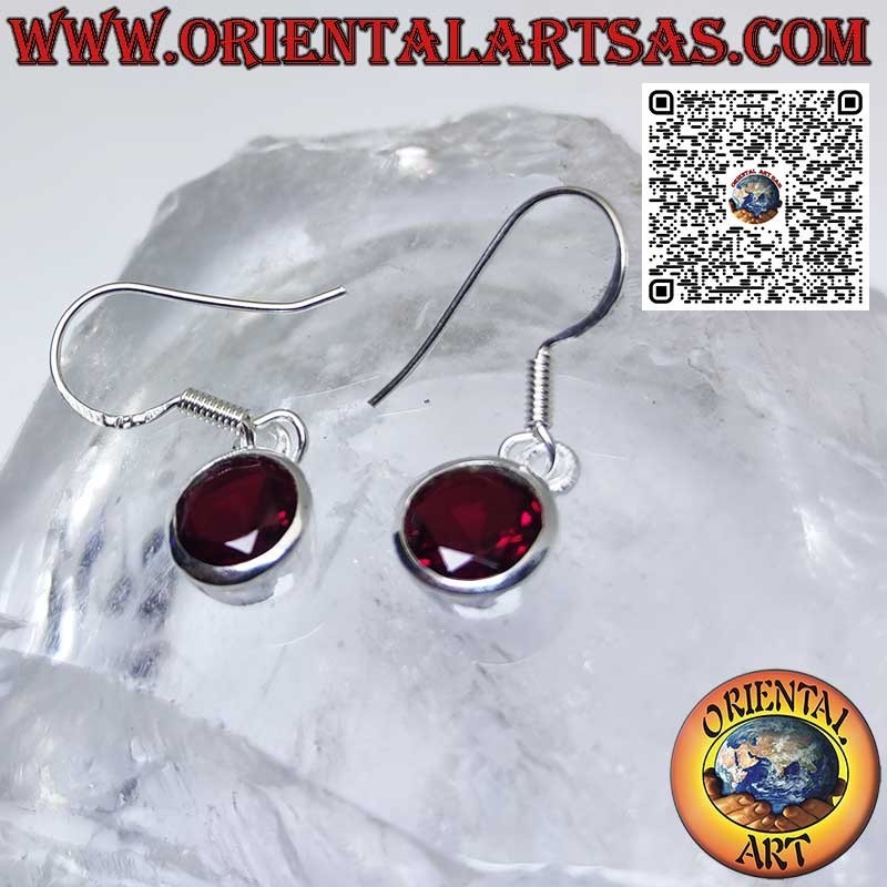 Pendientes de plata con granate redondo facetado con borde sencillo