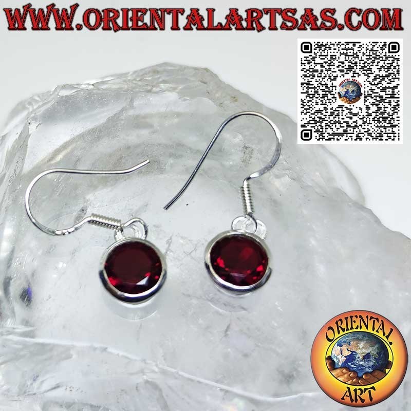 Boucles d'oreilles en argent avec grenat rond facetté à bord simple