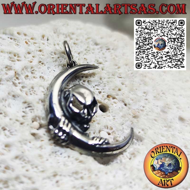 Pendentif en argent crâne des ténèbres accroché à la lune
