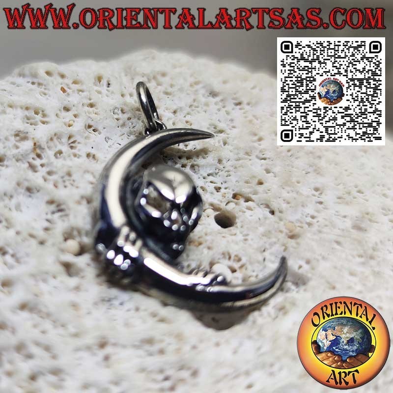 Colgante de plata calavera de la oscuridad aferrándose a la luna