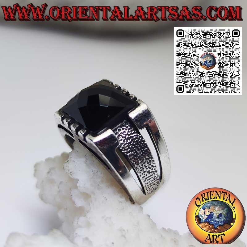 Anello in argento con onice quadrata sfaccettata a punta incastonata