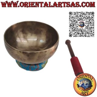 Handmade Tibetan singing bowl with clapper, 15 cm Ø, 650 g, "RE", 295 Hz