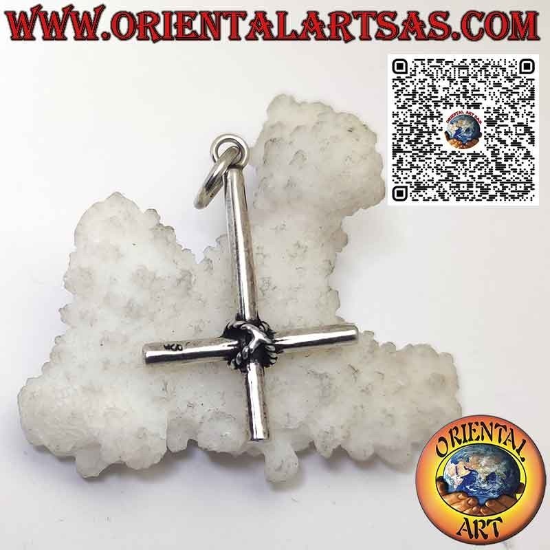 Colgante de plata, la "cruz de San Pedro" o cruz anticristiana