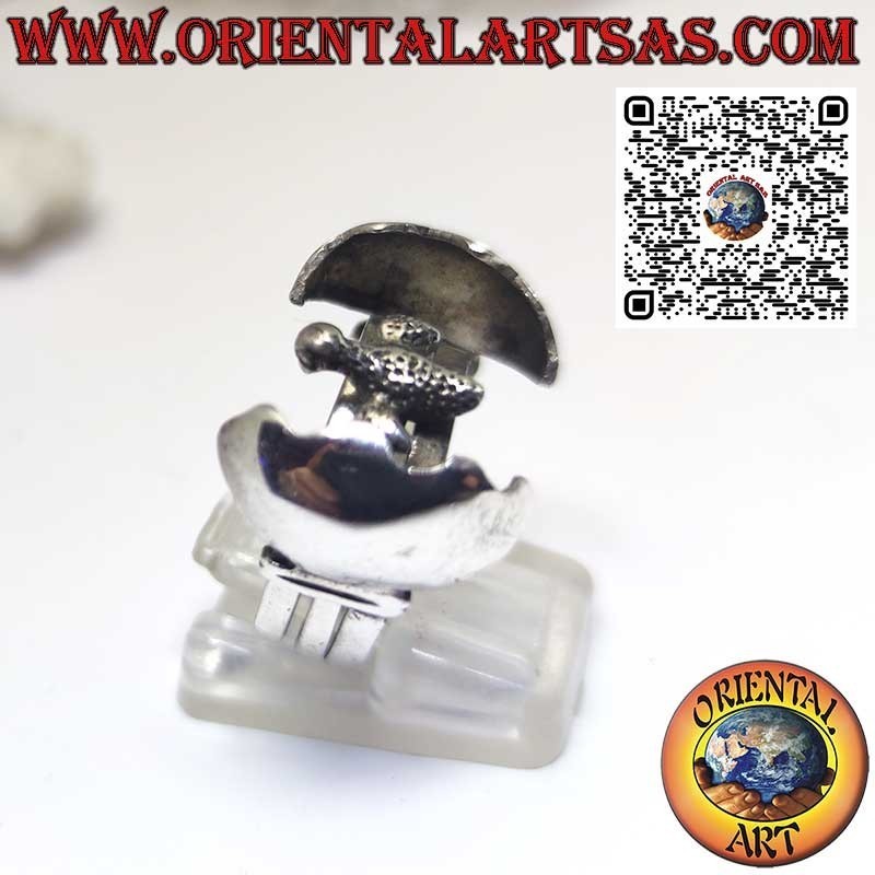 Anillo de plata con forma de huevo que se puede abrir con pollito.