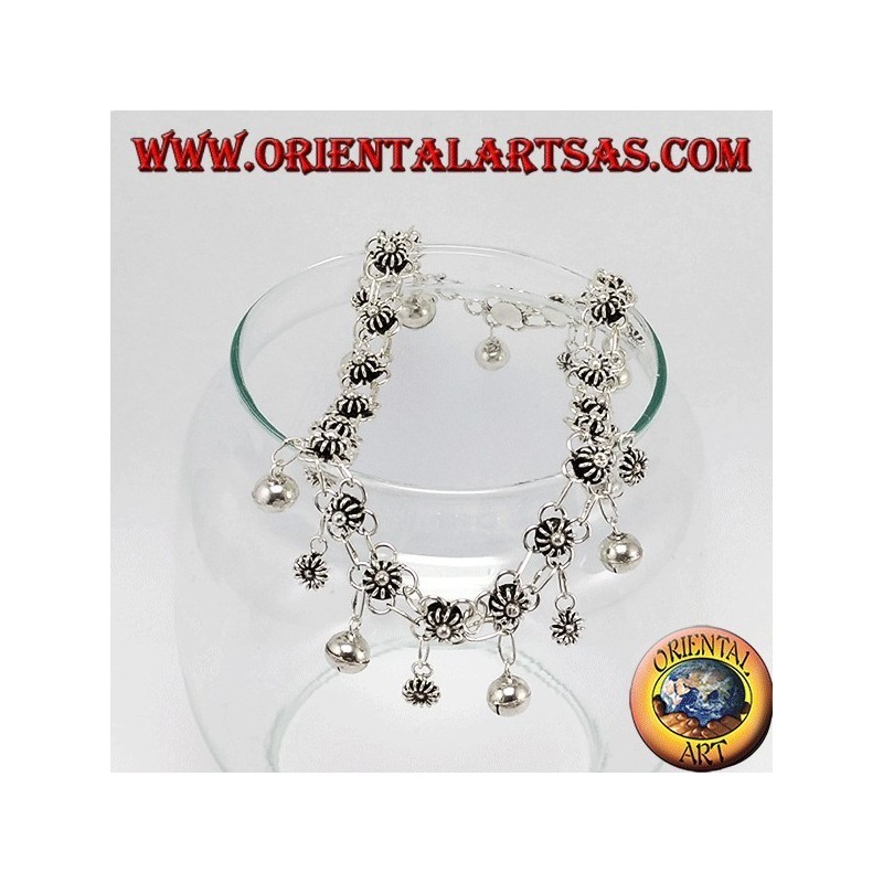 Argent cheville, des fleurs et des cloches