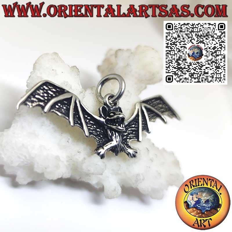 pendentif en argent, chauve-souris aux ailes ouvertes