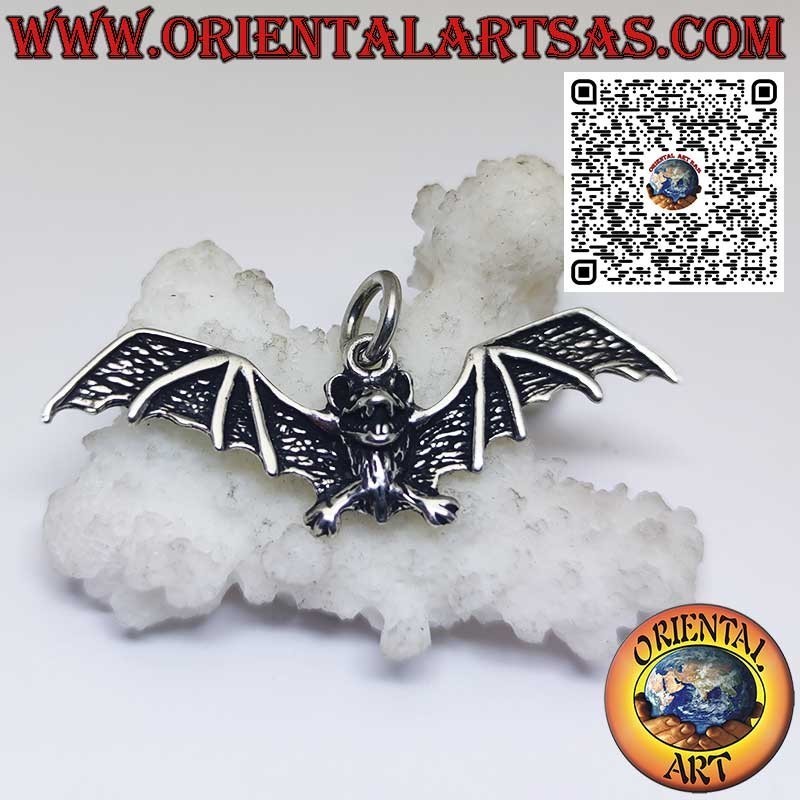 pendentif en argent, chauve-souris aux ailes ouvertes
