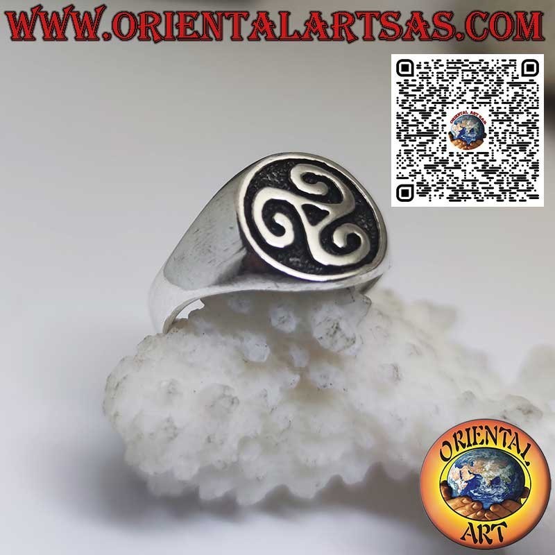 Silver ring, Triskell seal on smooth setting