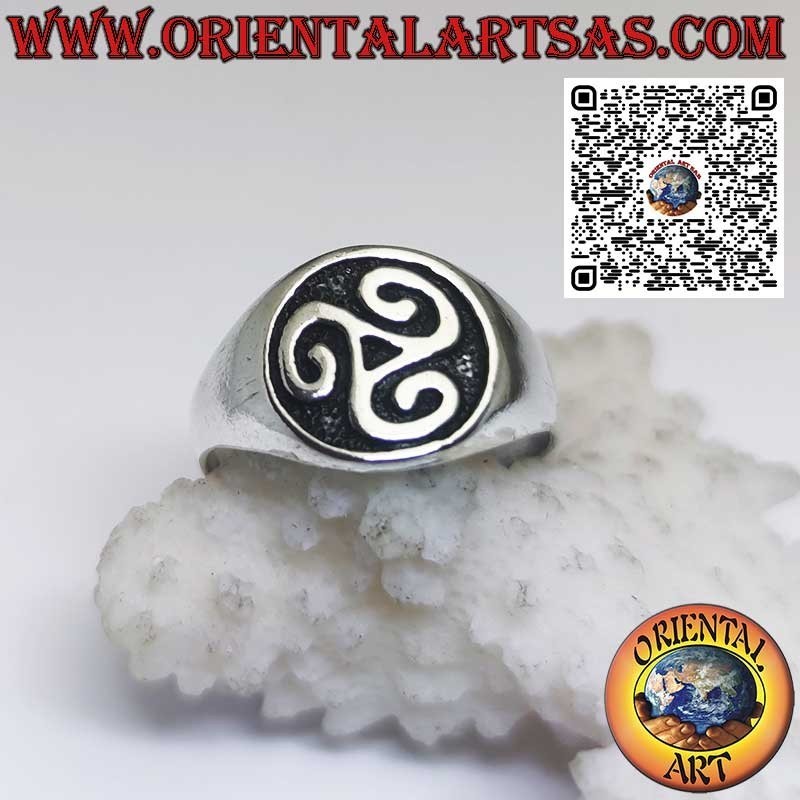 Silver ring, Triskell seal on smooth setting