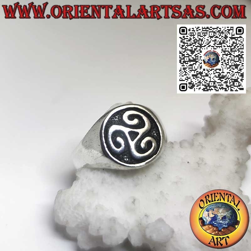 Bague en argent, sceau Triscele ou Triskell sur monture lisse