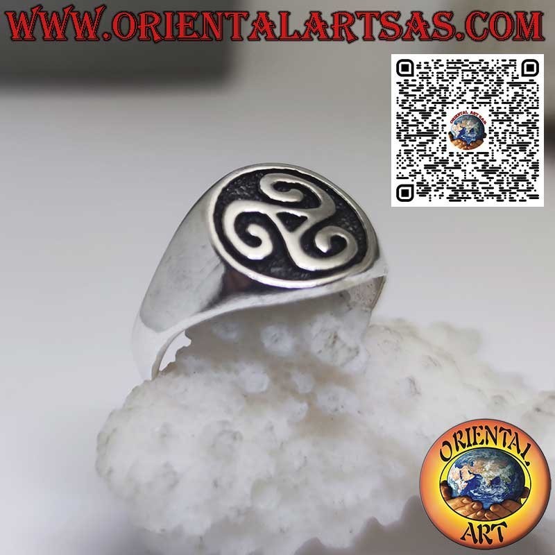 Anello in argento, sigillo Triscele o Triskell su montatura liscia