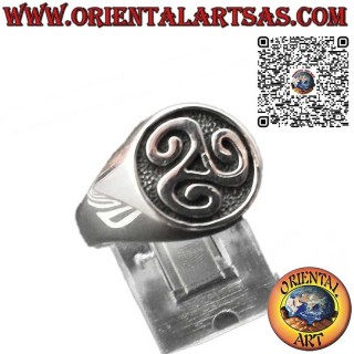 Anillo de plata, sello Triscele o Triskell en engaste liso