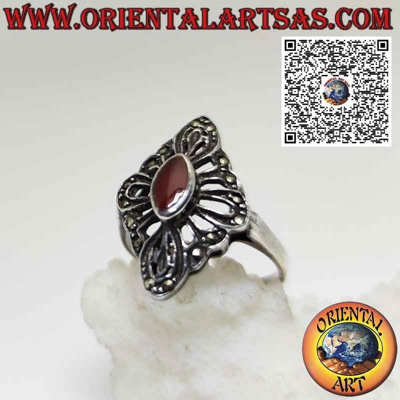 Anello in argento con corniola ovale e marcasite su montatura a navetta