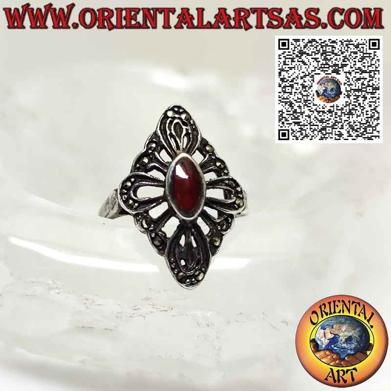 Anello in argento con corniola ovale e marcasite su montatura a navetta