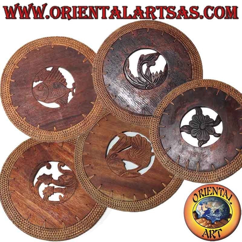 Trivet Round trivet in carved mahogany wood and wicker border