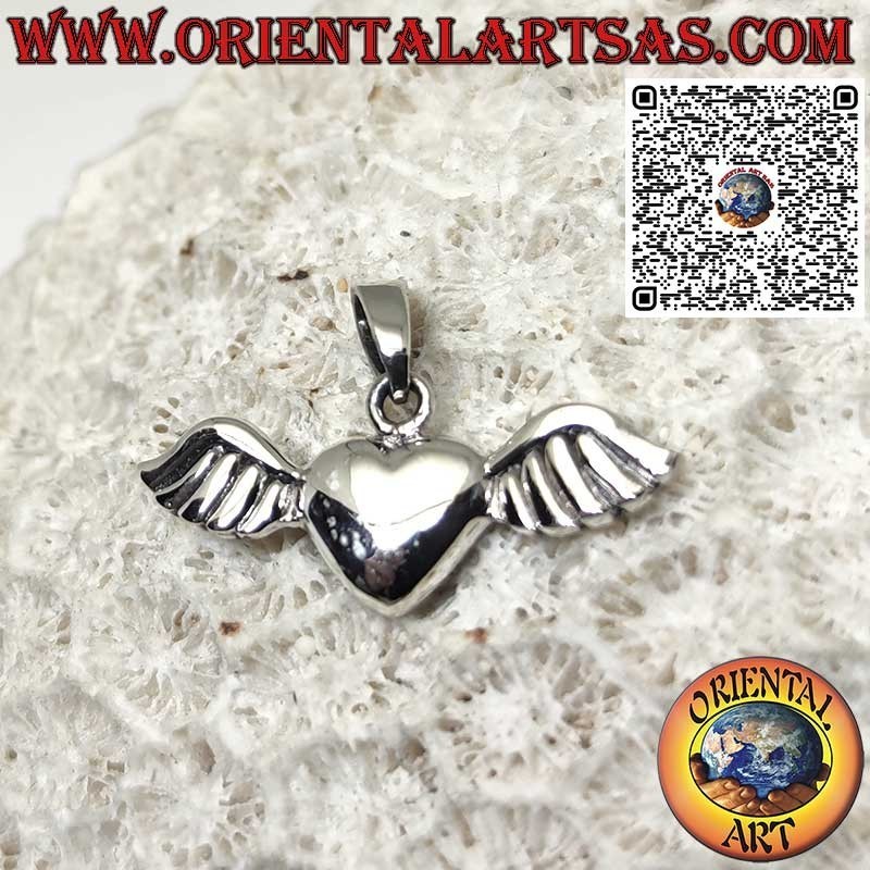 Colgante de corazón de plata con alas símbolo de pureza, esperanza y protección.