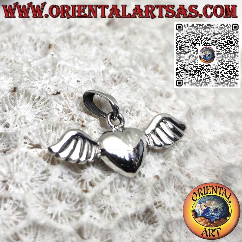 Colgante de corazón de plata con alas símbolo de pureza, esperanza y protección.