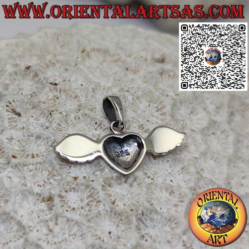 Colgante de corazón de plata con alas símbolo de pureza, esperanza y protección.