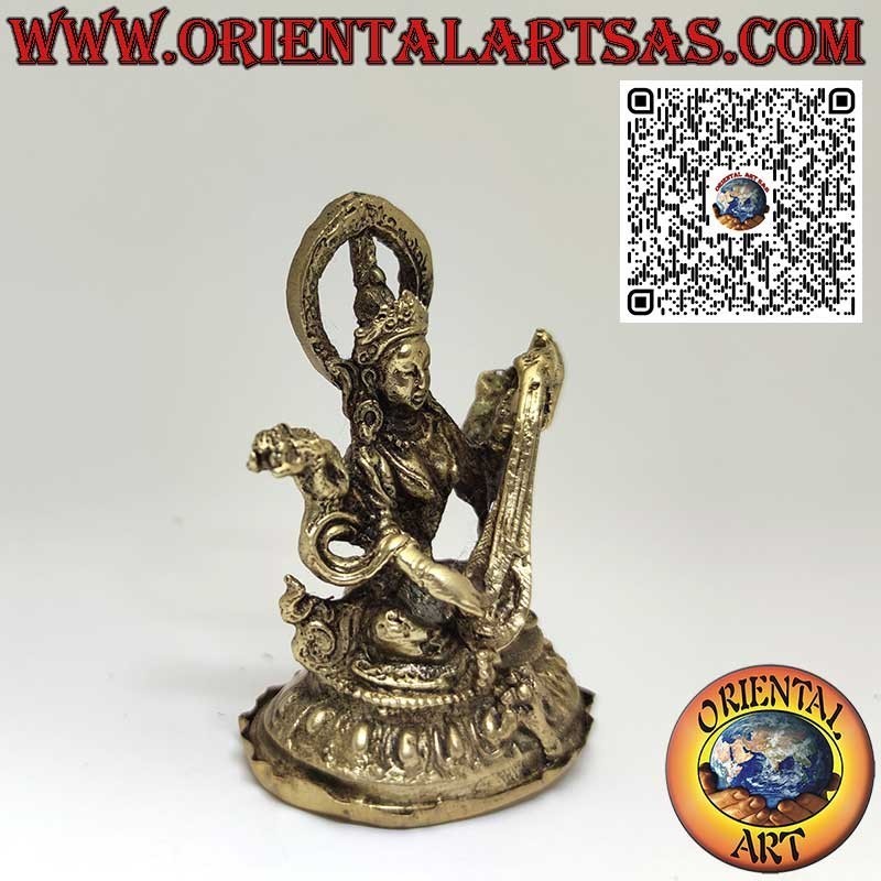 Bellissima scultura in ottone di Sarasvatī, dea della conoscenza e arte