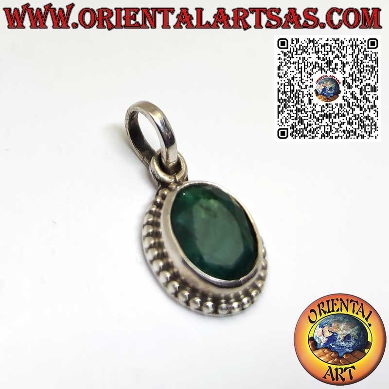 Colgante de plata con esmeralda natural ovalada rodeada de puntos