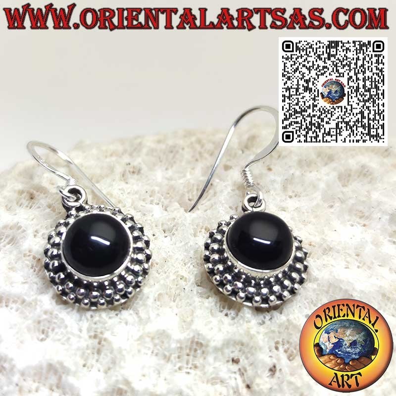 Boucles d'oreilles en argent avec onyx rond entouré de deux rangées de sphères