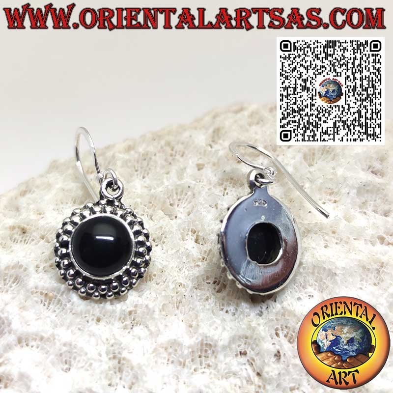 Boucles d'oreilles en argent avec onyx rond entouré de deux rangées de sphères