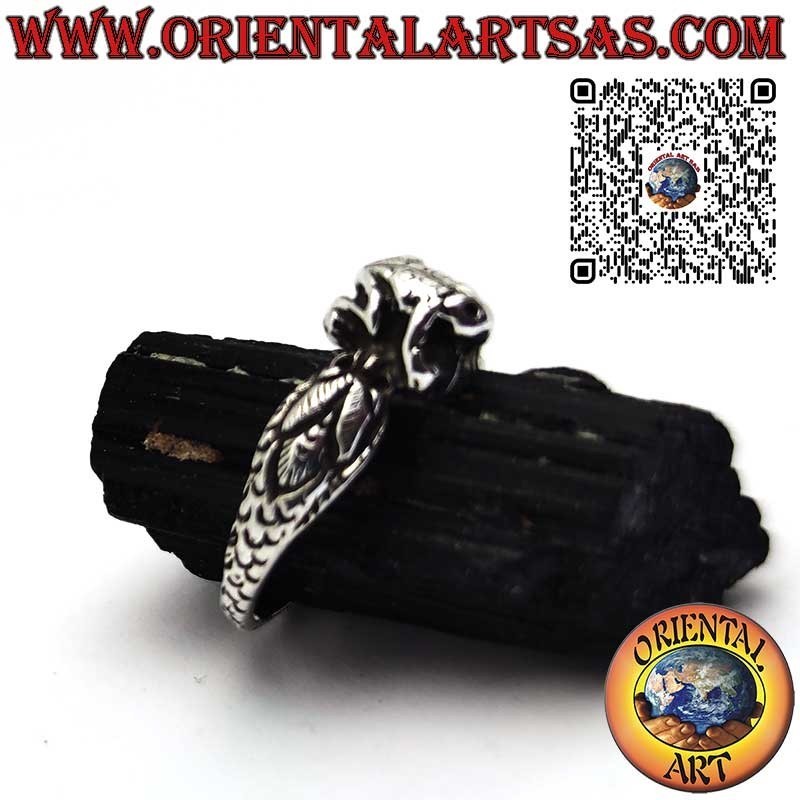 Anillo de plata, la rana entre dos serpientes cobra