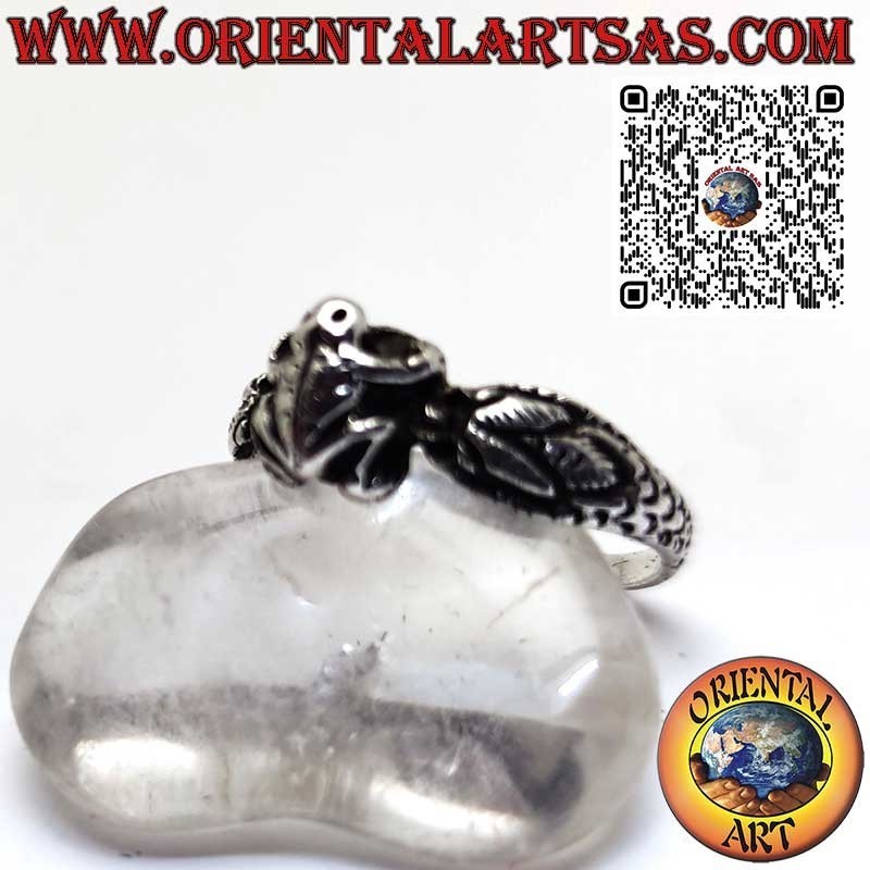Anillo de plata, la rana entre dos serpientes cobra