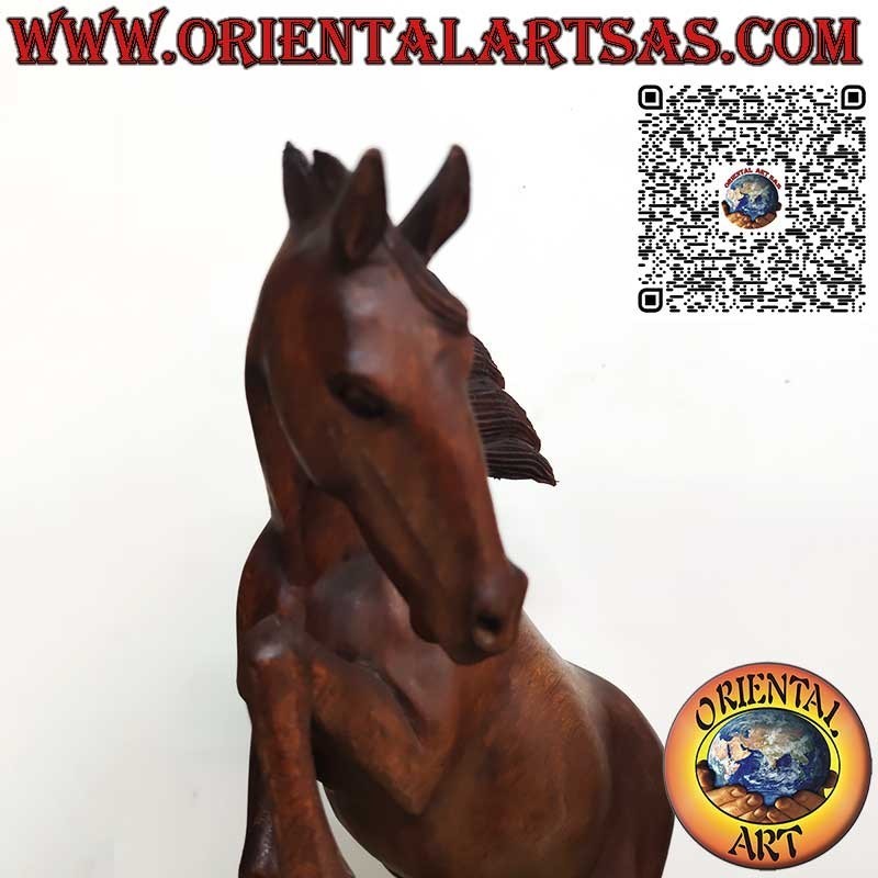 Sculpture d'un cheval cabré avec poulain en bois de suar 50cm