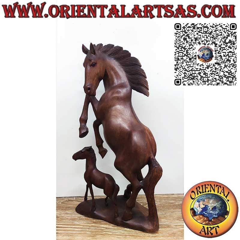 Escultura de un caballo encabritado con potro en madera de suar 50cm