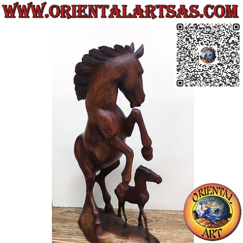 Skulptur eines tanzenden Pferdes mit Fohlen aus Suarholz, 50 cm