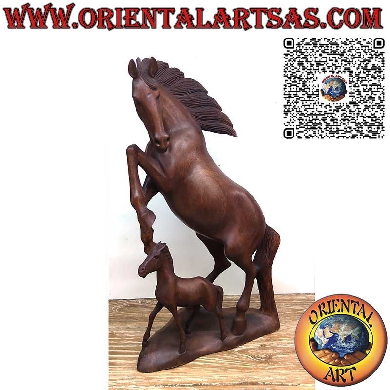 Scultura cavallo rampante con puledro in legno di suar da 50cm Ferrari