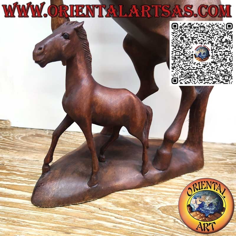 Sculpture d'un cheval cabré avec poulain en bois de suar 50cm