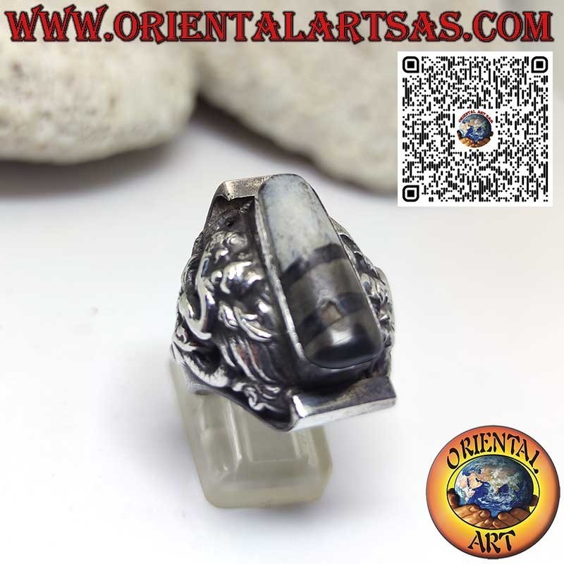 Anillo de plata con un antiguo Dzi tibetano y dragón en relieve en los laterales