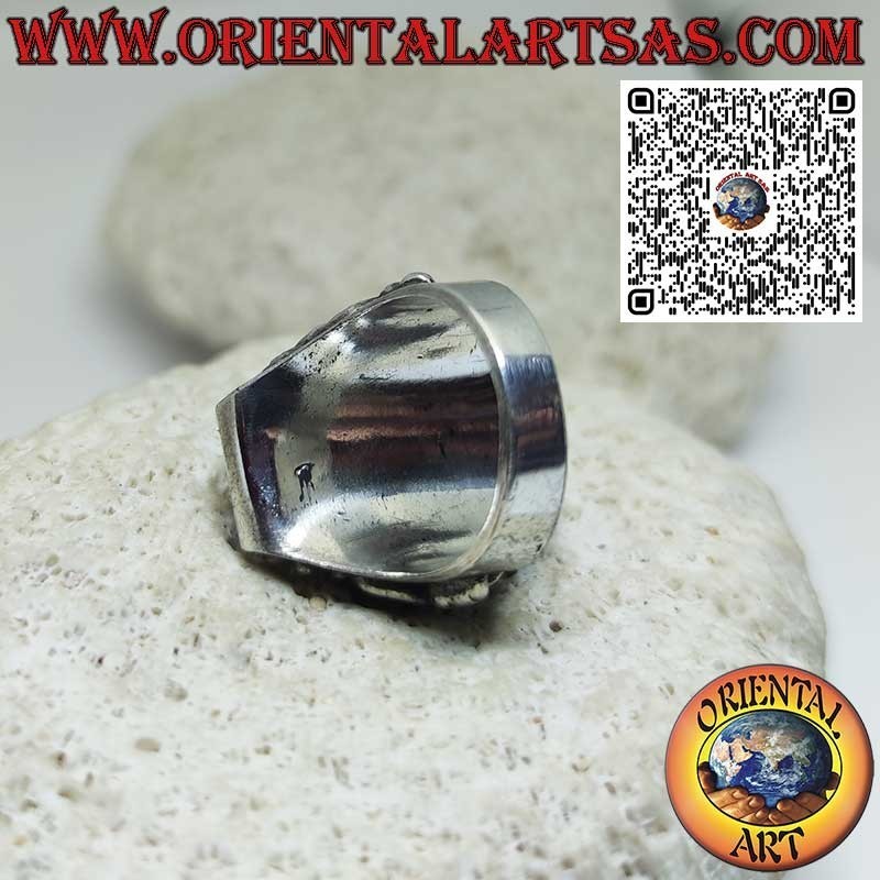 Anello in argento con un antico Dzi Tibetano e drago in rilievo sui lati
