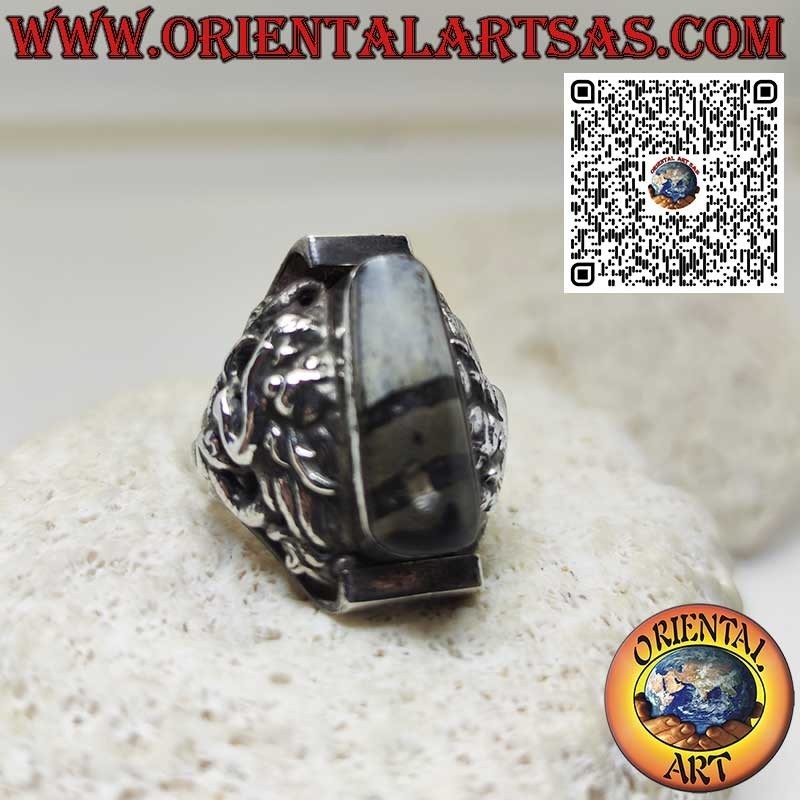 Bague en argent avec un ancien Dzi tibétain et un dragon en relief sur les côtés