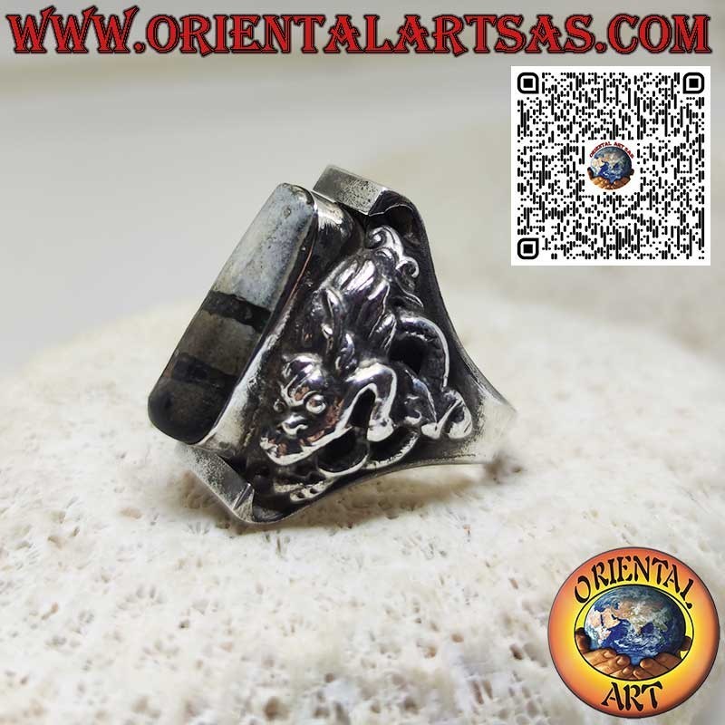 Anello in argento con un antico Dzi Tibetano e drago in rilievo sui lati